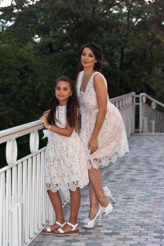 Комплект рокли за майка и дъщеря с бяла дантела и телесна подплата