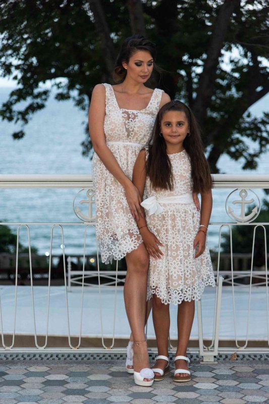 Комплект рокли за майка и дъщеря с бяла дантела и телесна подплата