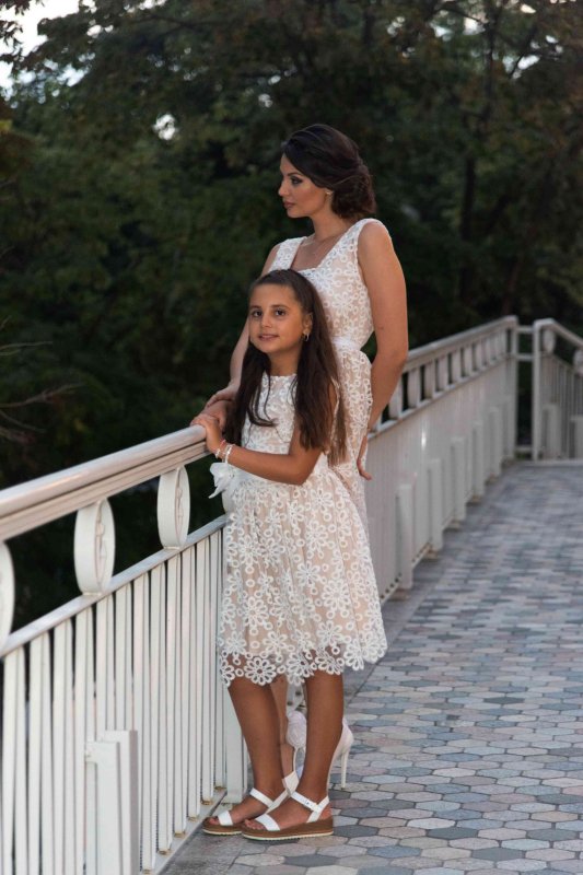 Комплект рокли за майка и дъщеря с бяла дантела и телесна подплата